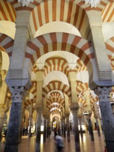 Distesa di archi arabeggianti nella Mezquita