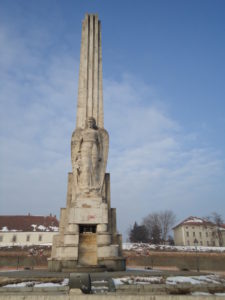 Statua locata nella "zona intermedia" tra le due mura difensive