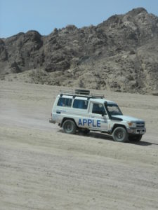 Jeep "gemella" alla mia che corre nel deserto