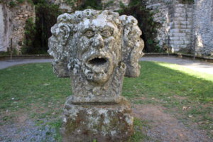 Testa a quattro facce di un antico dio romano