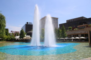 Una delle fontane che ornano il Parco del Palazzo della Cultura