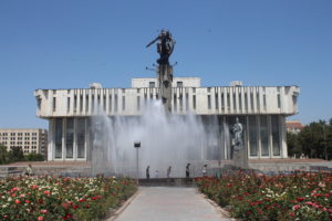 Bellissima fontana con dietro il Palazzo della Filarmonica