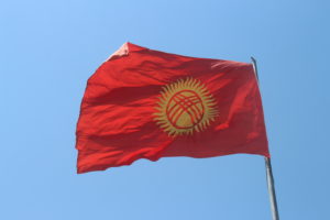 Bandiera del Kirghizistan cullata dal vento