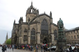 Panoramica della cattedrale + il monumento