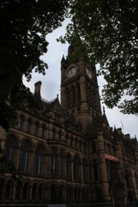 Scorcio della facciata del Municipio di Manchester
