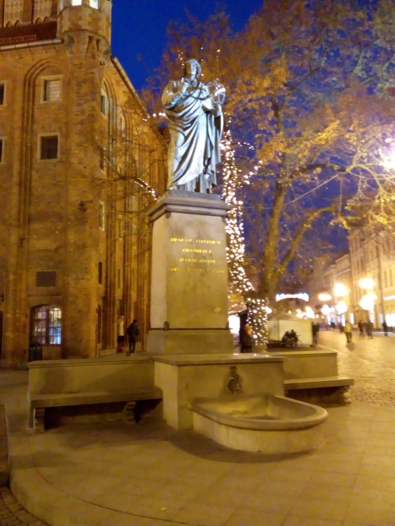 Monumento a Niccolò Copernico in notturna