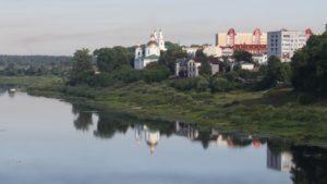La Cattedrale dell'Epifania si specchia nella Daugava