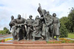 Memoriale Le Tre Baionette - statue sulla destra