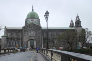 Cattedrale di Galway - vista dal Salmon Weir Bridge