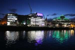 Dublino di notte si specchia nel fiume Liffey
